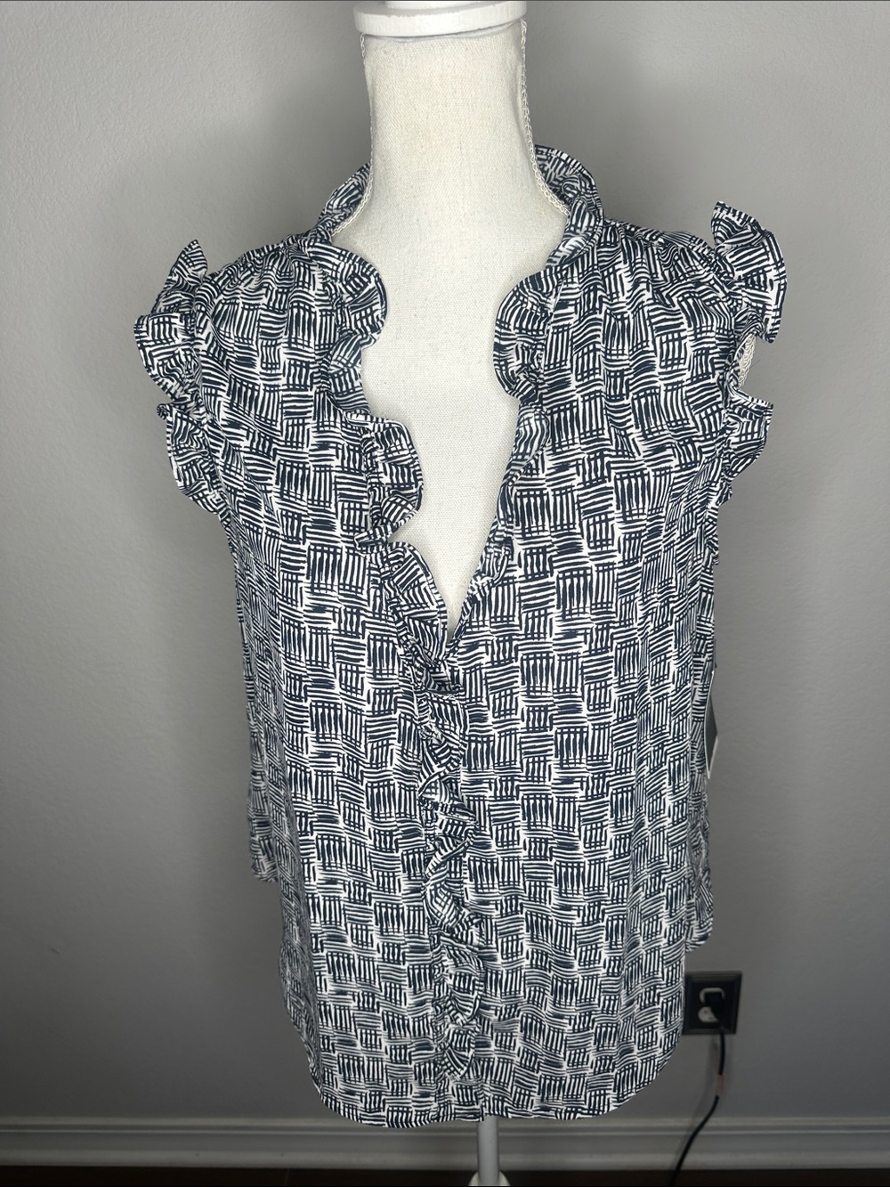 Dkny Navy & White Ruffle-Trim Printed Sleeveless Blouse